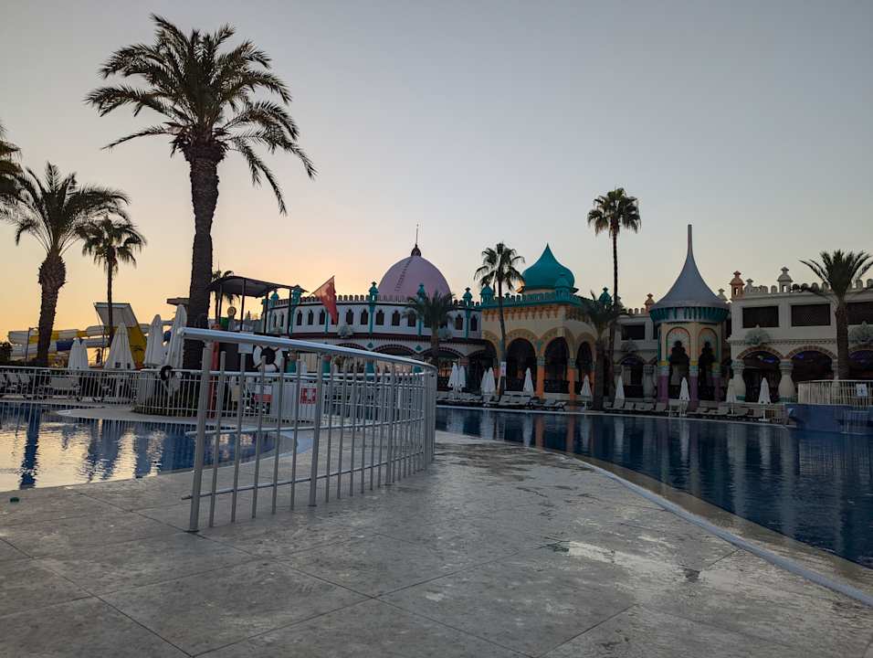 Pool Kamelya Aishen Club