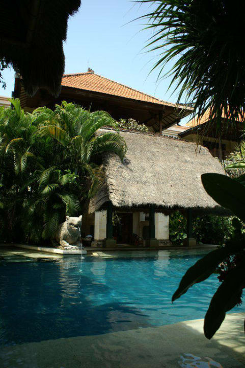 Pool vor dem Spa Puri Santrian