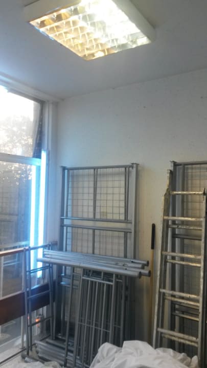 Dreckwäsche/Bettgestelle vor funktionslosen Aufzug Best Western Northfields Ealing Hotel