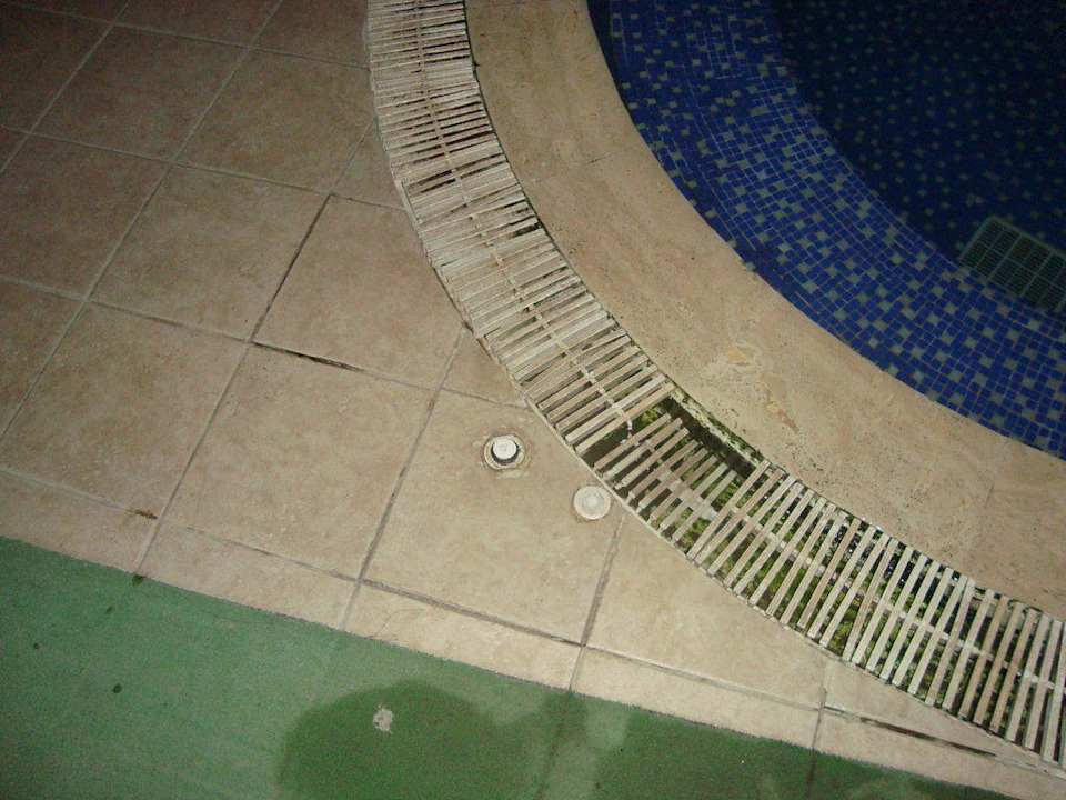 Verdreckter Pool Side Miami Beach