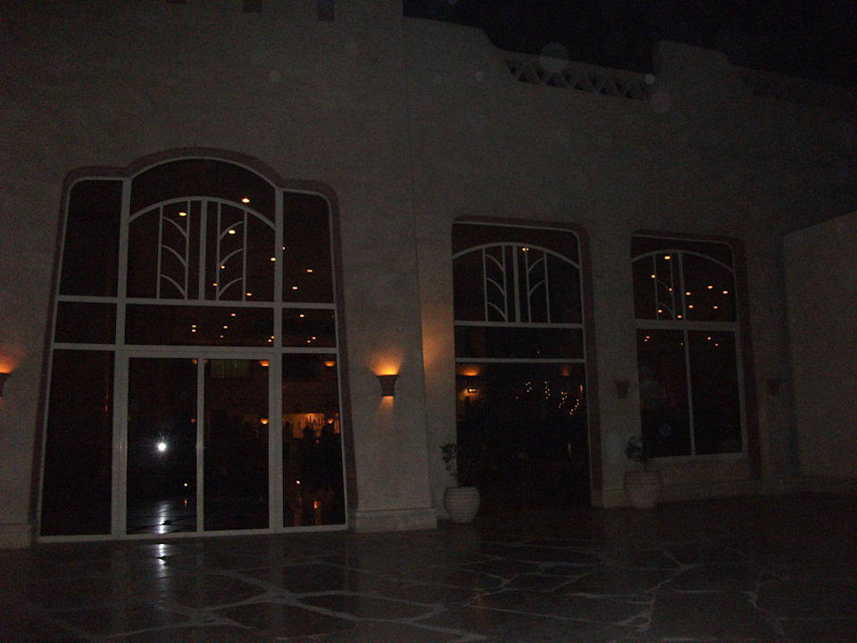 Blick auf Rezeption und Hotelbar von aussen nachts Hotel Hauza Beach Resort