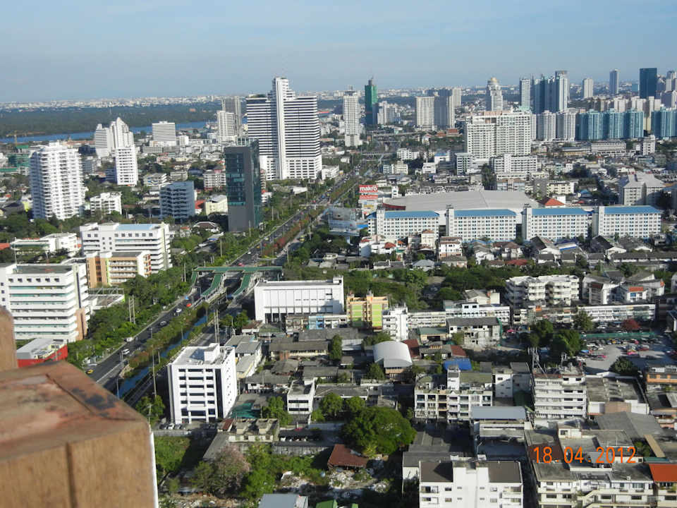 Beeindruckender Ausblick von der Kasara Lounge JC Kevin Sathorn Bangkok Hotel