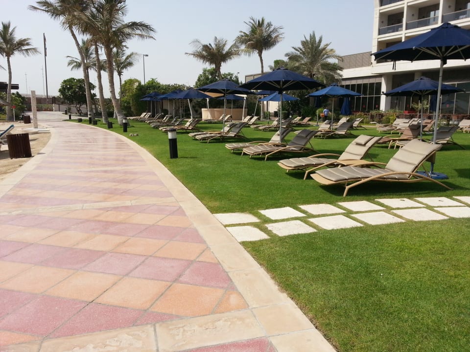 Gartenanlage am Strand Beach Rotana