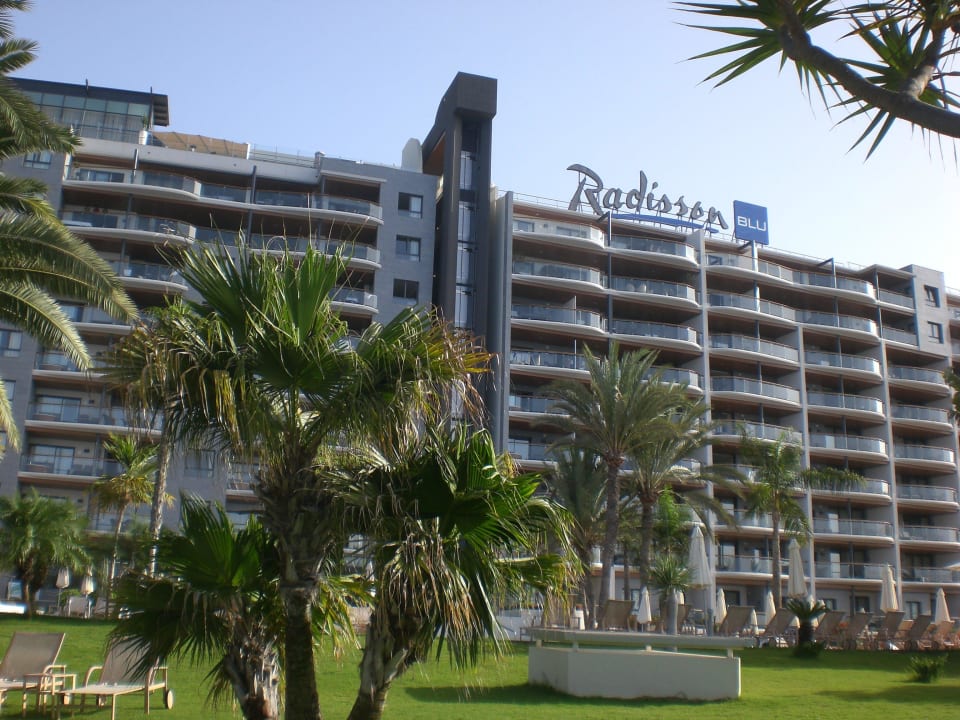 Hotel von der Liegewiese aus Radisson Blu Resort Gran Canaria
