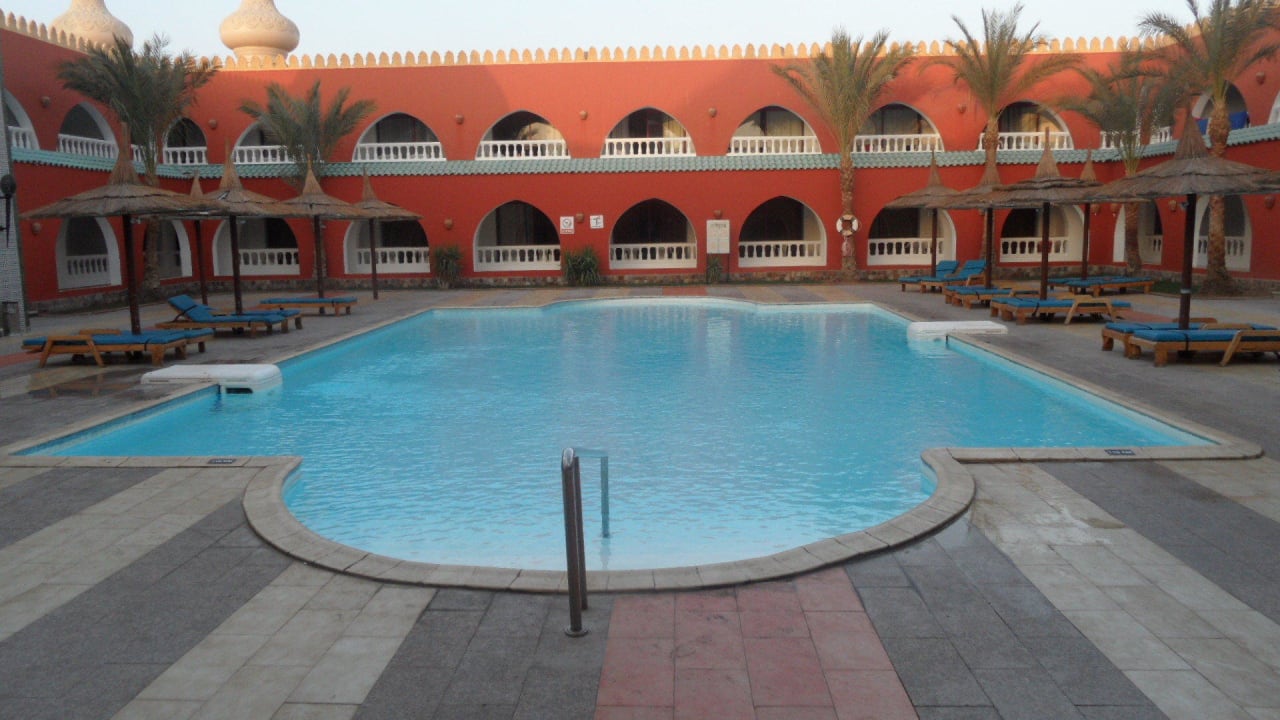 In einem Innenhof Pickalbatros Alf Leila Wa Leila Resort - Neverland Hurghada