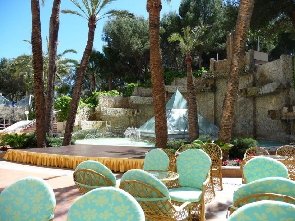 Terrasse und Springbrunnen allsun Hotel Bella Paguera