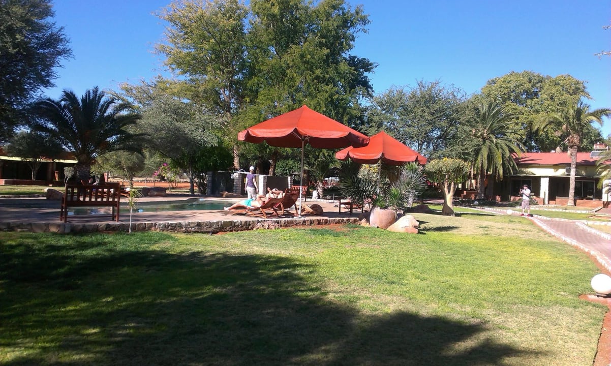 Garten mit kleinem Pool Kalahari Anib Lodge