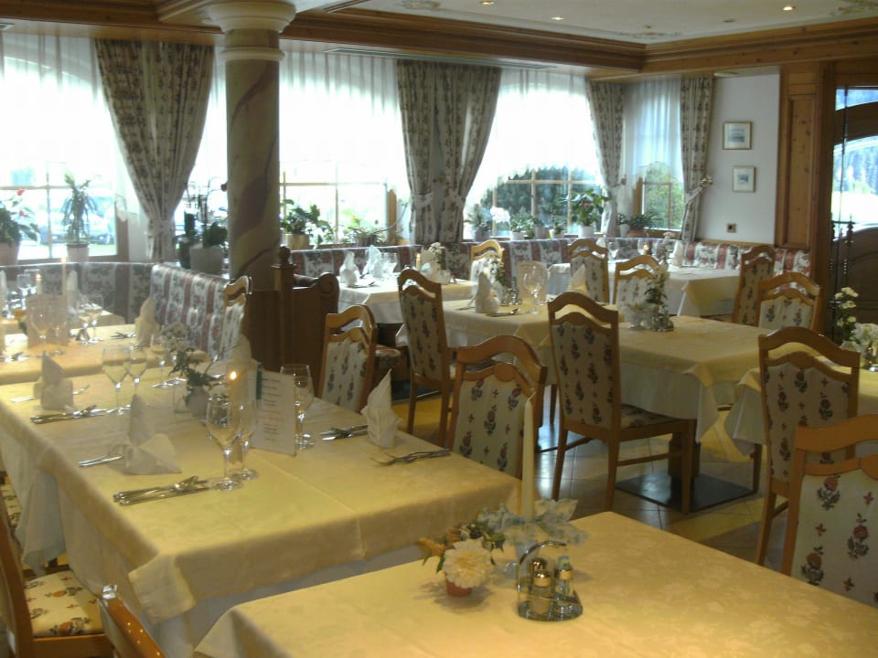 Blick in den Speisesaal Turmhotel Gschwendt