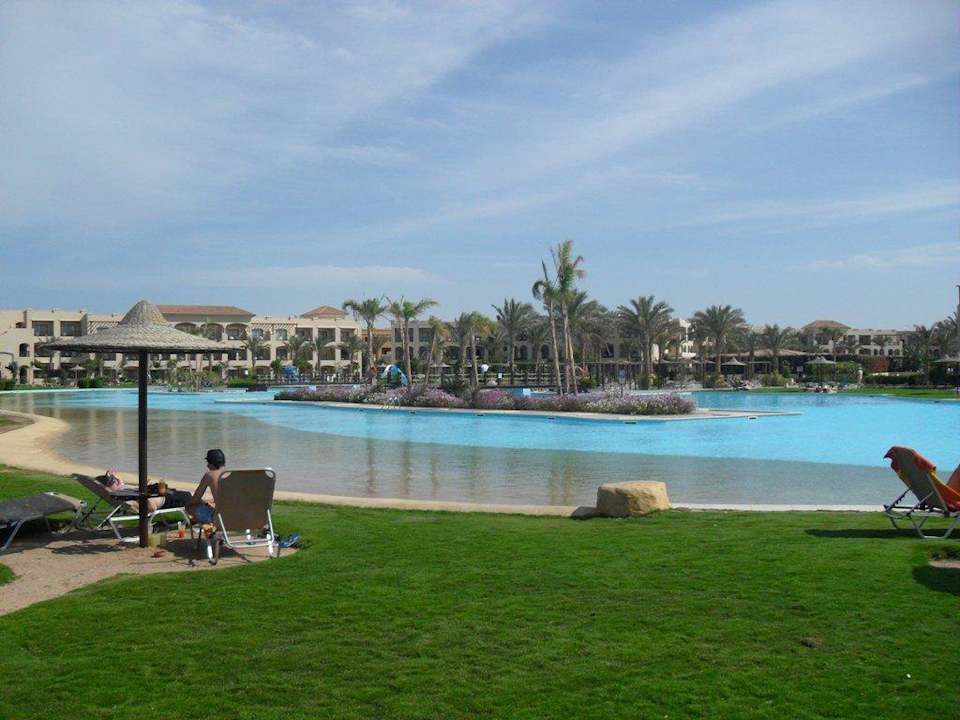 Großer Pool am Meer, aber ziemlich kalt JAZ Aquamarine Resort