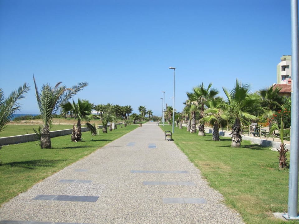Promenade zwischen Hotel und Strand Bella Resort & Spa