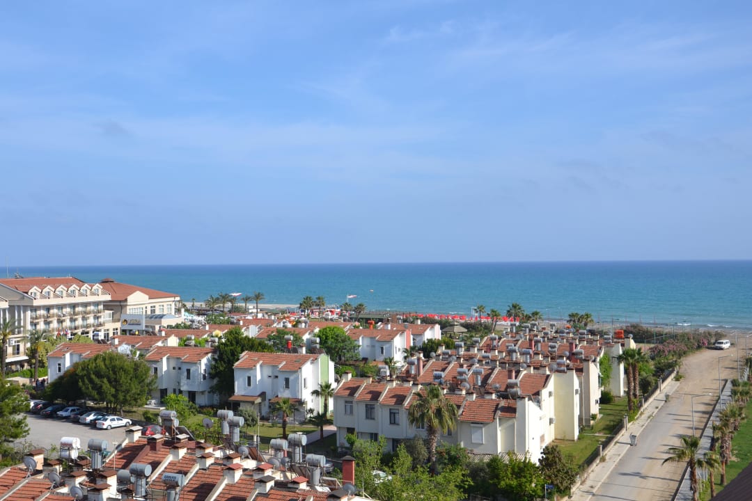 Balkon mit seitlichem Meerblick Kirman Belazur Resort & Spa