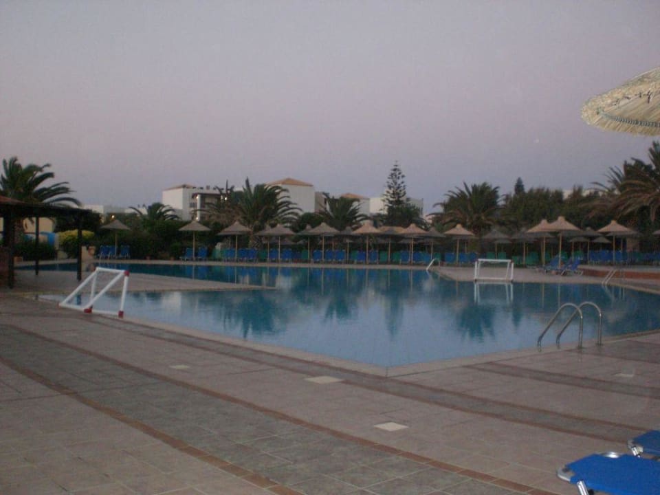 Pool am Abend Anissa Beach & Village