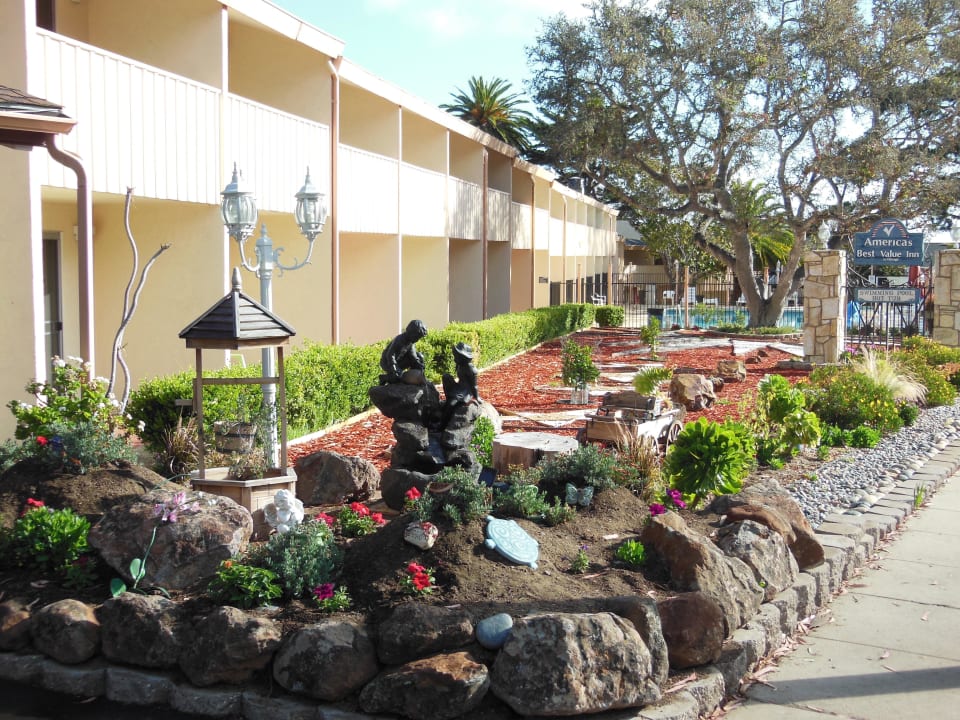 Vor dem Motel Hotel Americas Best Value Presidents Inn on Munras
