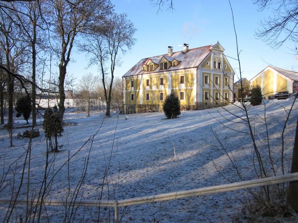 Winterlandschaft mit Hotel Stein Hotel Resort Stein