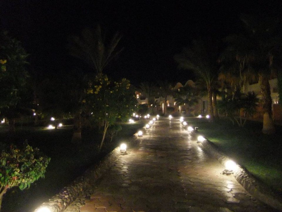 Weg zum Restaurant am Abend Three Corners Sea Beach Resort