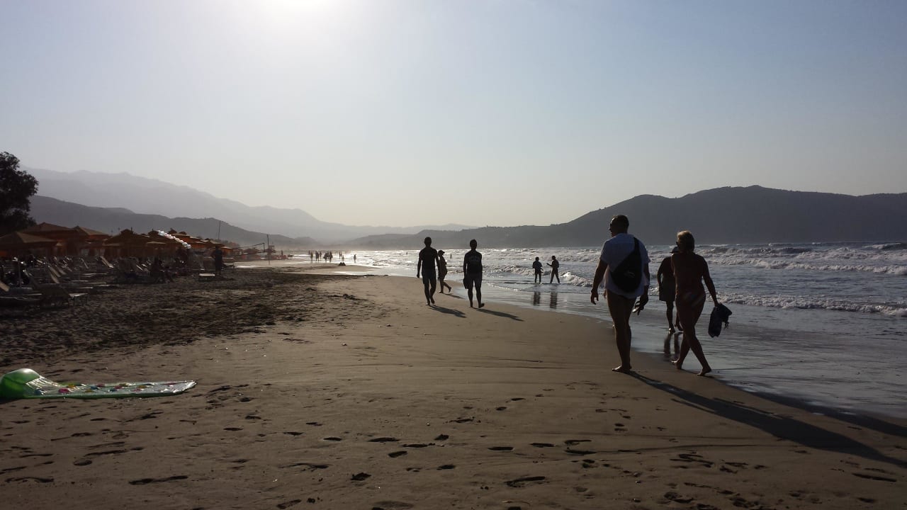 Spaziergang am Meer Vantaris Luxury Beach Resort