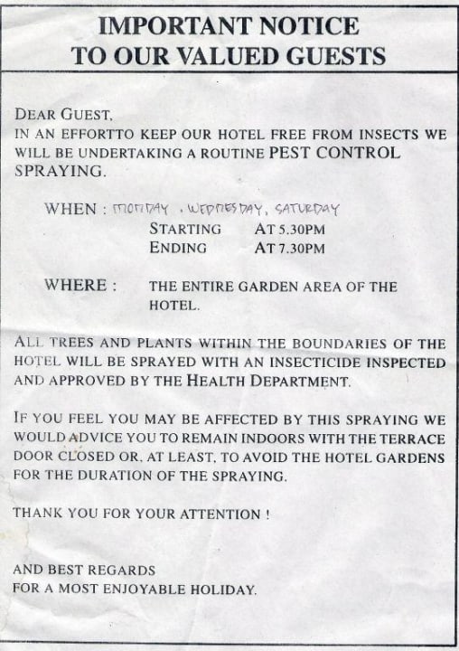 Hinweis Sprühen von Insektenschutz in der Gartenanlage Puri Santrian