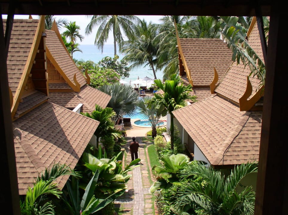 Blick vom Hotel Richtung Pool und Meer Thai House Beach Resort