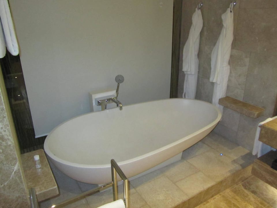 Freistehende Badewanne Andaz Capital Gate Abu Dhabi - a concept by Hyatt