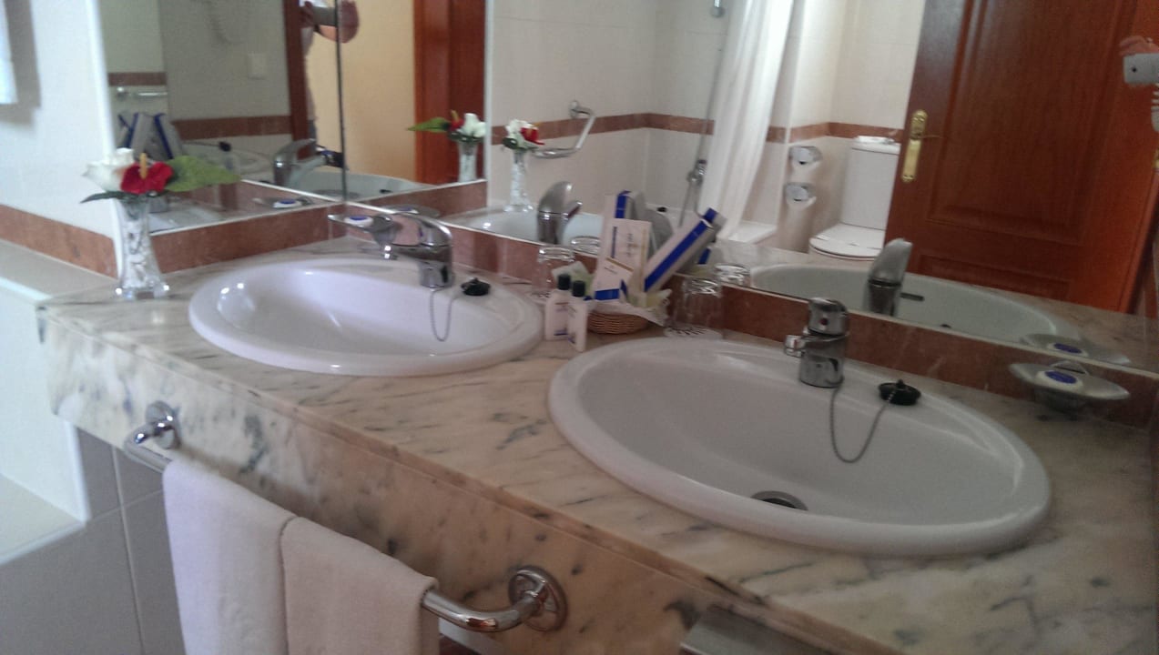 Badezimmer mit 2 Waschbecken Bahia Principe Sunlight Costa Adeje