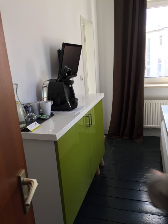 TV mit TV-Reg mit Kaffeemaschine und Wasser Gästehaus Georg Rass