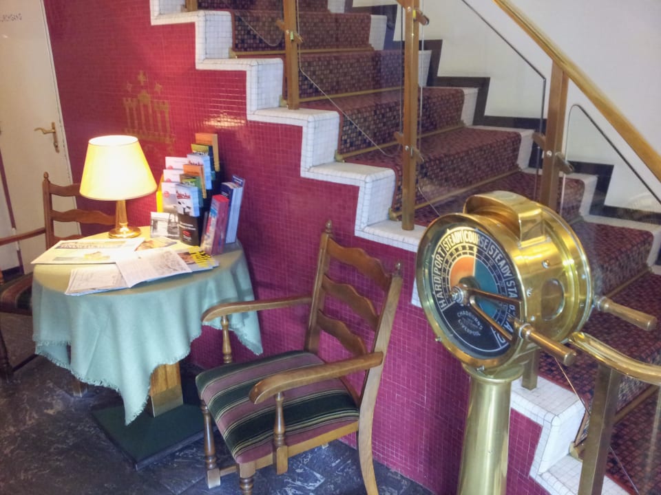 Rezeption und Aufgang zum Frühstücksraum Motel Hamburg