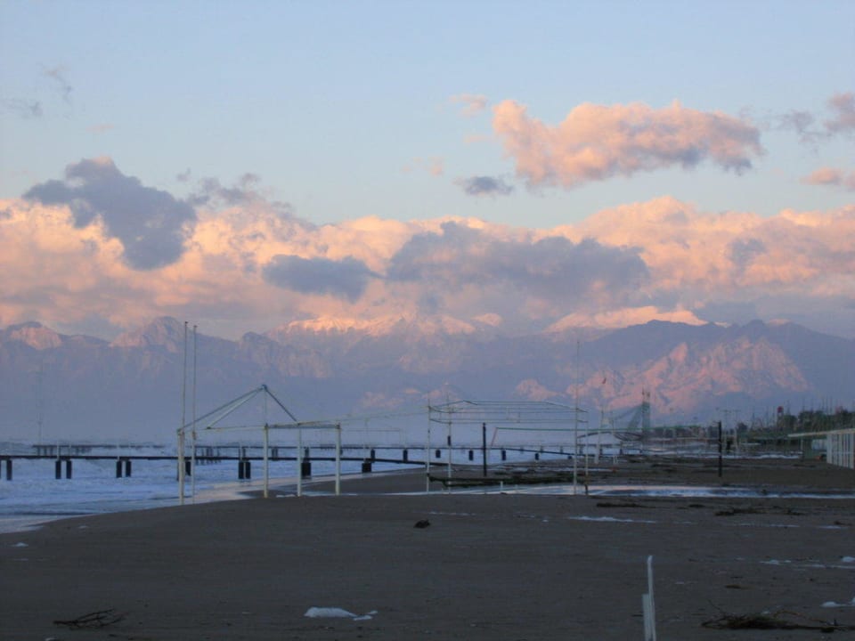 Strand Royal Wings Hotel