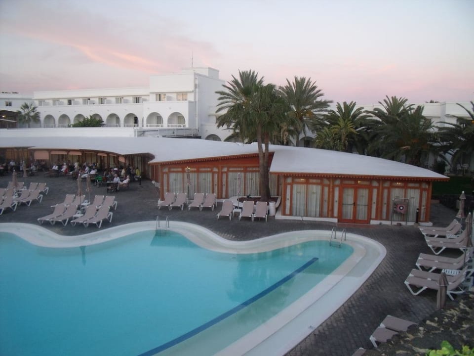 Hotelpool mit Hotel und Restaurant Relaxia Olivina