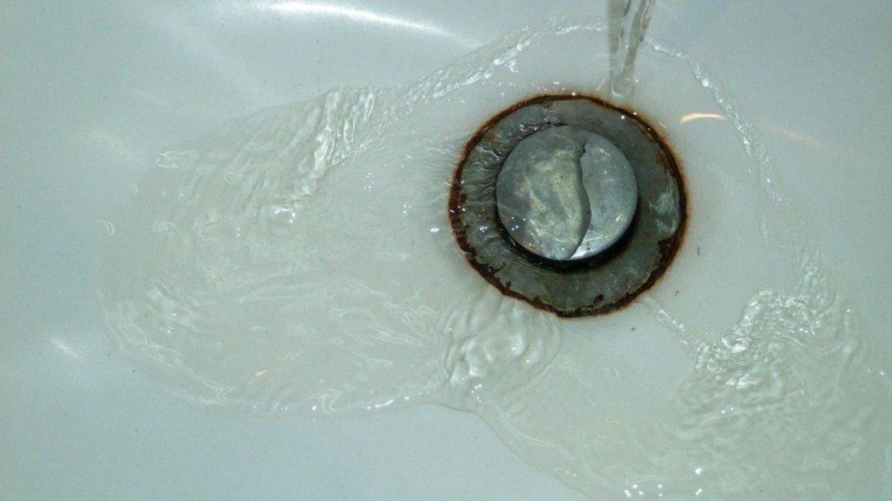 Zuerst kommt immer etwas rostfarbenes Wasser... Eriyadu Island Resort