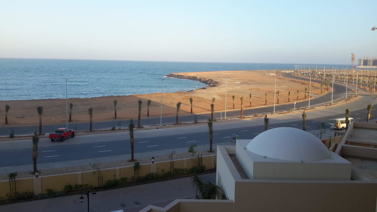 Blick aus dem Hotel-Strassenseite DoubleTree by Hilton Resort & Spa Marjan Island