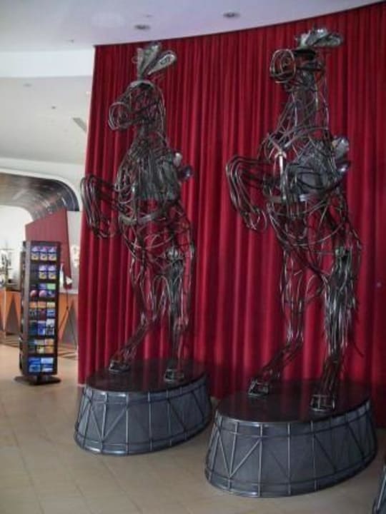 Deko Zirkuspferde in der Lobby Grand Magic Hotel
