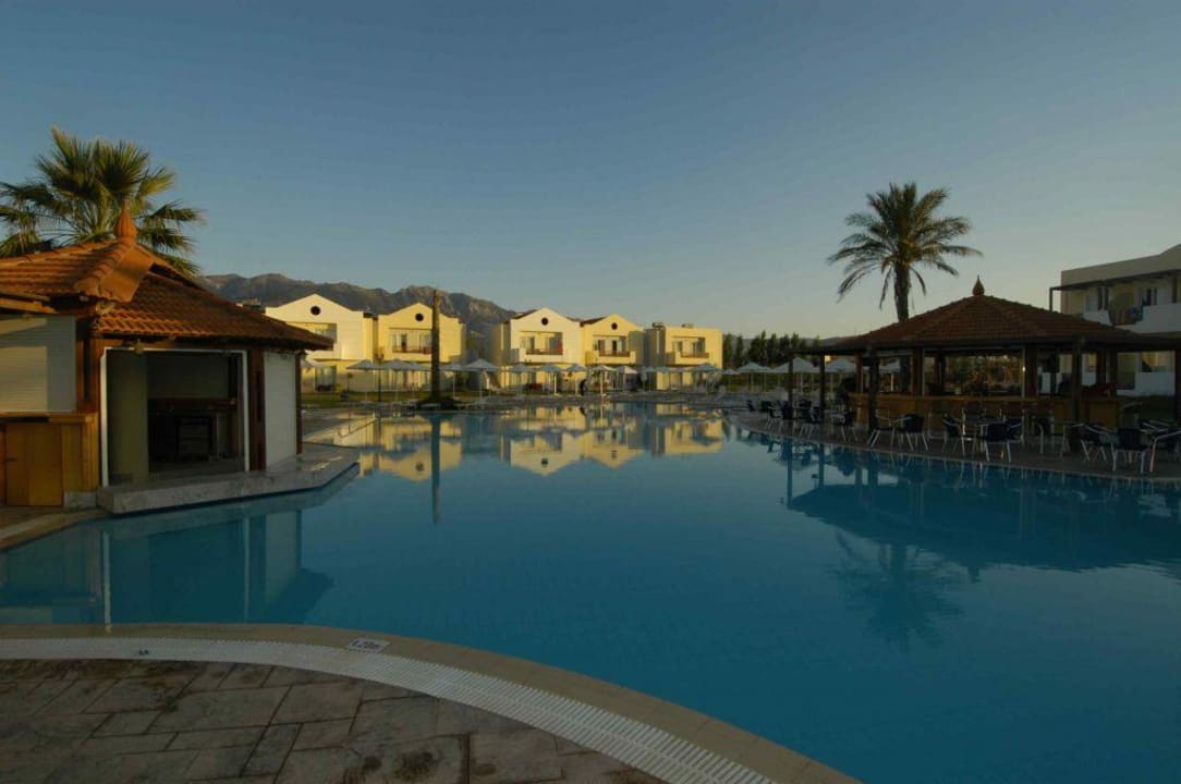 Hauptpool im Abendlicht Hotel Zorbas Beach