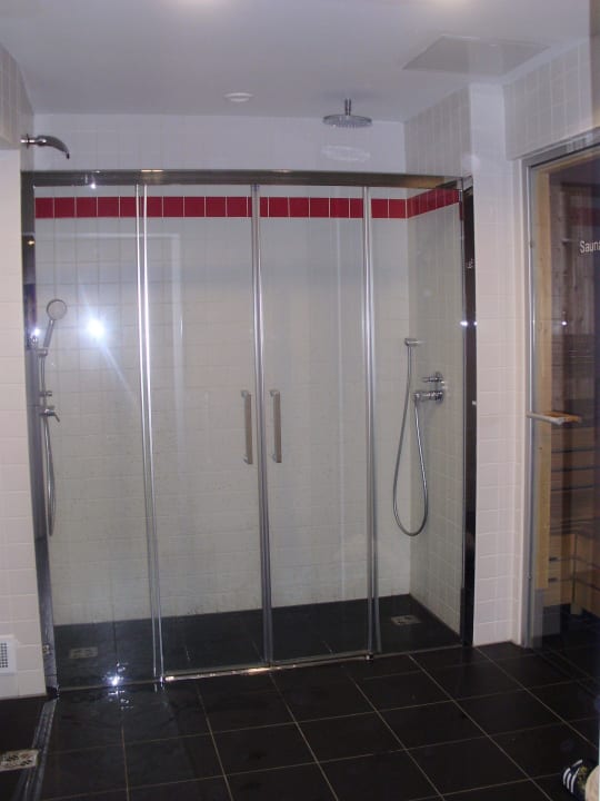 Duschen im Saunabereich Best Western Plus Amedia Wien