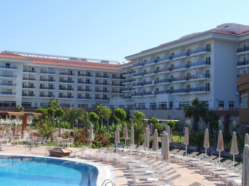 Pool Blick zum Hotel Seaden Sea World Resort & Spa