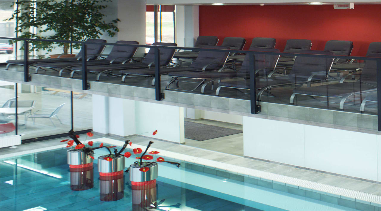 Ruhebereich mit Poolanlage All In Red Thermenhotel