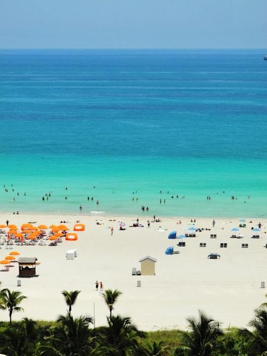 Seitlicher Blick auf den Hotelstrand Royal Palm South Beach Miami, a Tribute Portfolio Resort