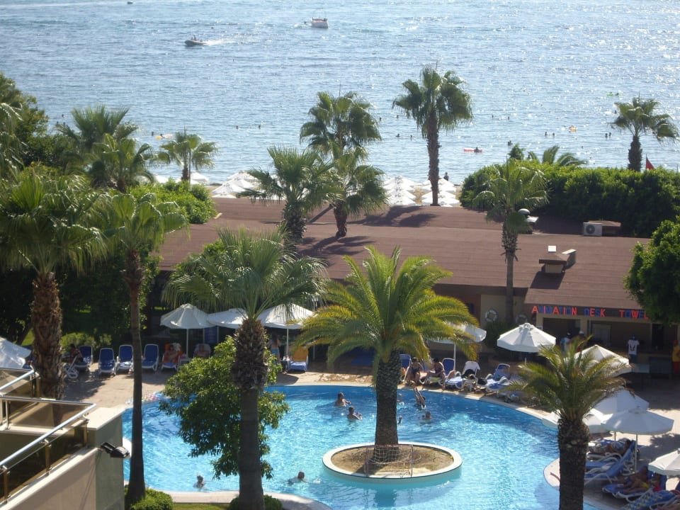 Blick vom Zimmer Richtung Pool und Meer. Hotel Grand Side