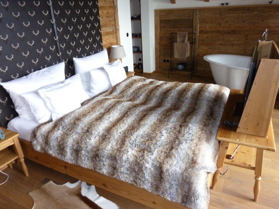 Schlafzimmer mit freistehender Badewanne Hotel Sterr