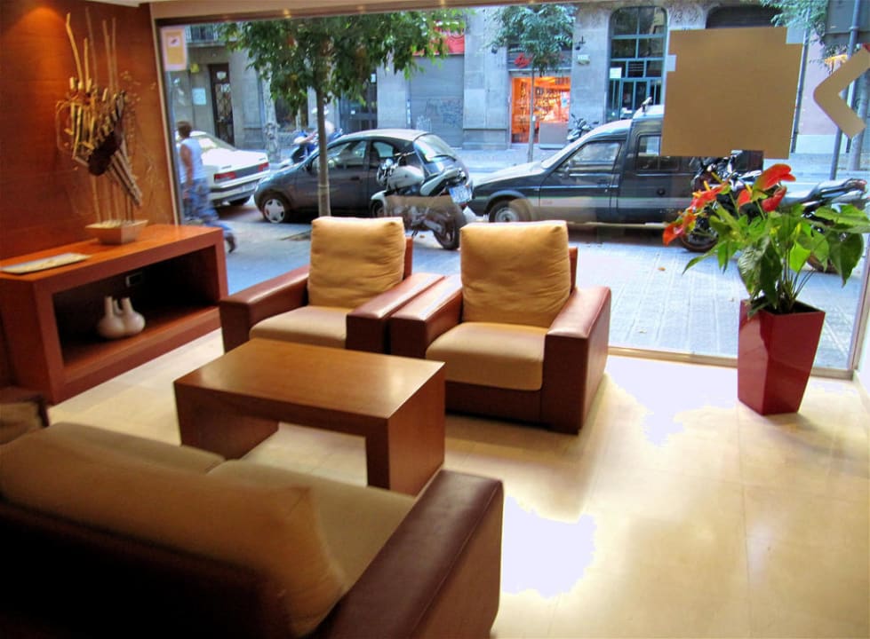 Sitzgelegenheit in der Lobby Hotel Acevi Villarroel