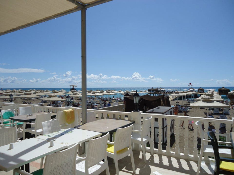 Vom Essen zum Strand Hotel Club Nena