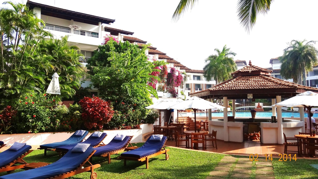 Teil der grossen Liegewiese hinter Poolbar Hotel Lanka Princess Ayurveda
