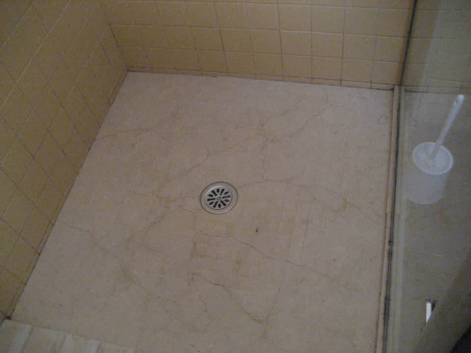 Risse im Nasszellenboden, Schimmel    allsun Hotel Esplendido