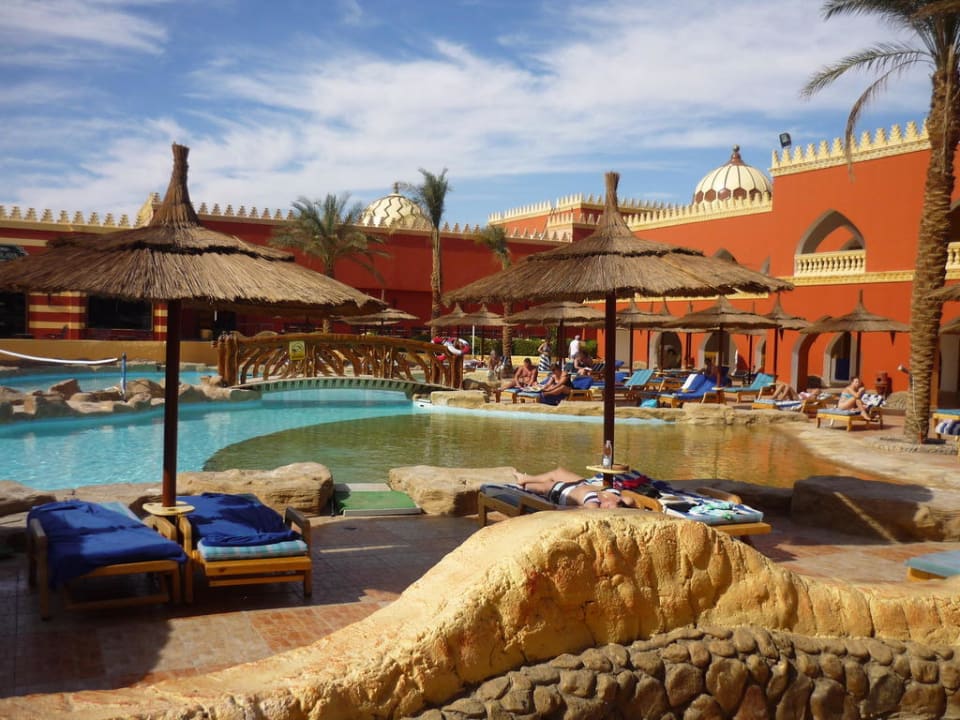 Blick auf den Haupt-Pool!  Pickalbatros Alf Leila Wa Leila Resort - Neverland Hurghada