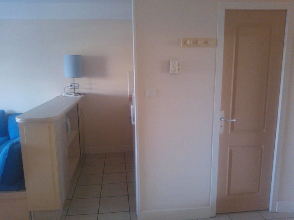 Appartement:  Küchenzeile (links) und WC Pierre & Vacances Residenz Héliotel Marine