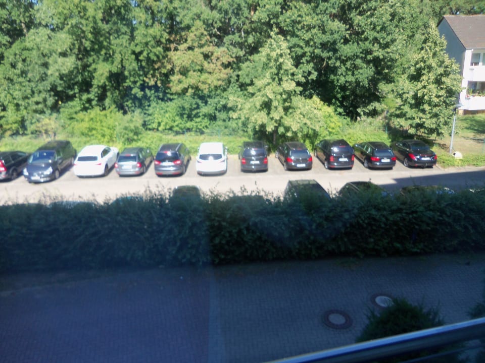 Hinter dem Hotel liegen die Parkplätze Leonardo Hotel Hannover Airport