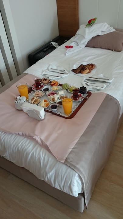 Tolles Frühstück aufs Zimmer für "Honeymooner" Port Nature Luxury Resort & Spa