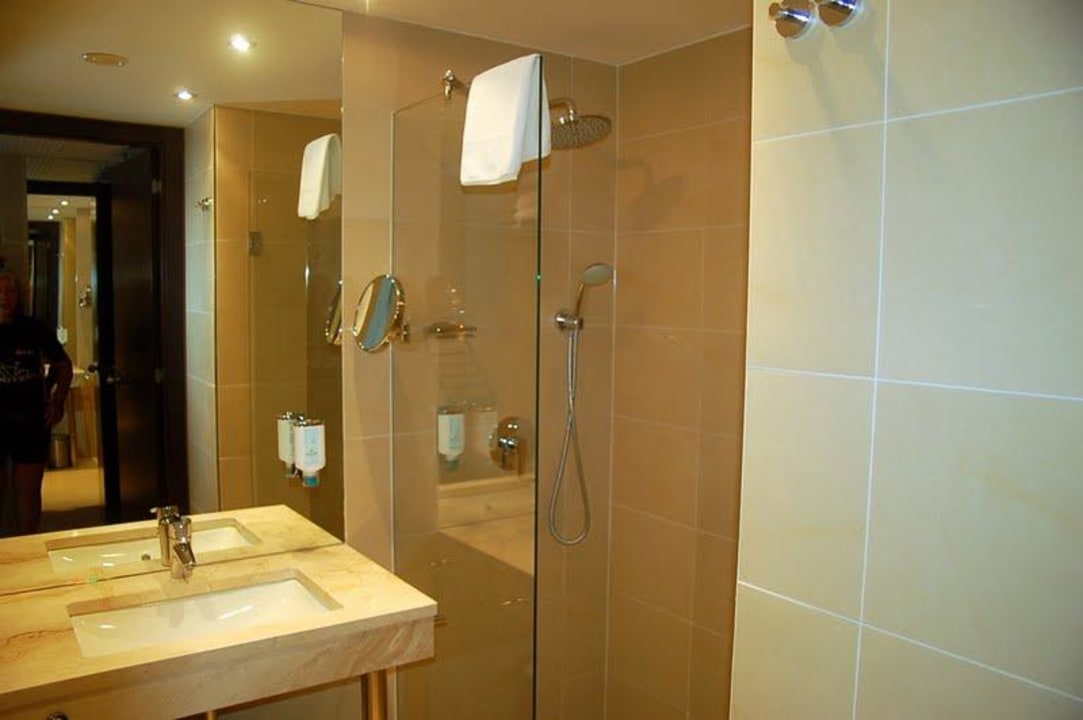 Das Badezimmer mit der Dusche AC Hotel by Marriott Bratislava Old Town