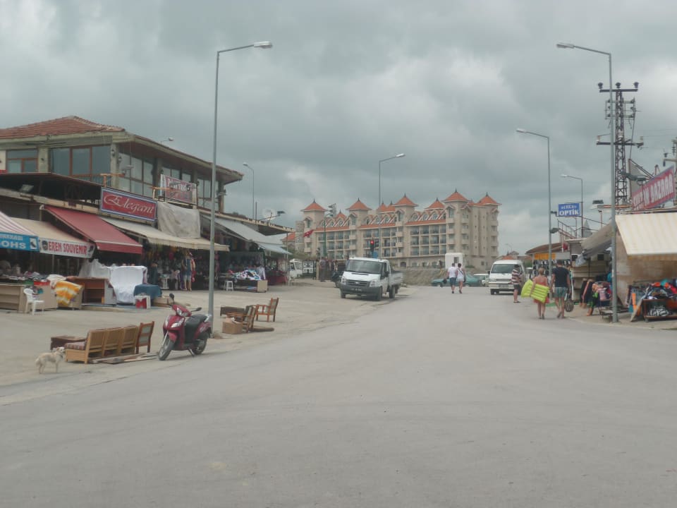 Einkaufstraße Hotel im Hintergrund Side Mare Resort & Spa