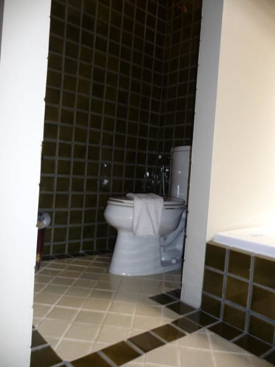 Toilette im Badezimmer  The Fair House Beach Resort