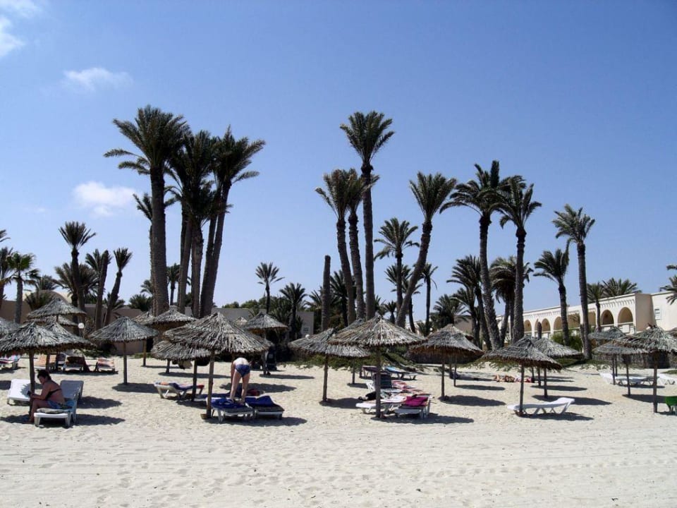 breiter Strand rechts Zita Beach Resort